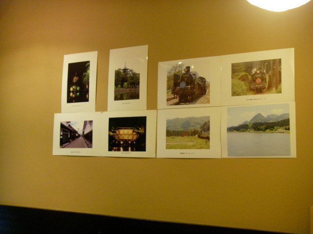 先代店主が旅先で撮影した写真8枚を入口はいってすぐ左の壁に展示。興福寺の五重塔や橿原市今井町また蒸気機関車など。